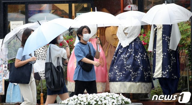 정체전선의 영향으로 전북지역에 비가 내린 29일 전북 전주시 한옥마을 태조로에서 우산을 쓴 시민들이 발걸음을 재촉하고 있다. 2020.6.29/뉴스1 © News1