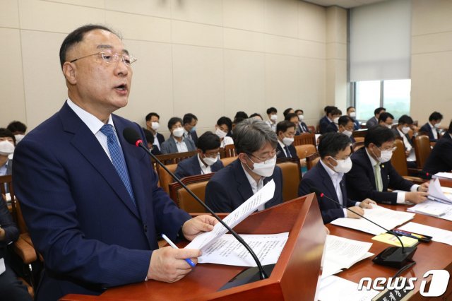 29일 오후 서울 여의도 국회에서 열린 기획재정위원회 전체회의에서 홍남기 경제부총리 겸 기획재정부 장관이 업무보고를 하고 있다. 2020.6.29/뉴스1 © News1