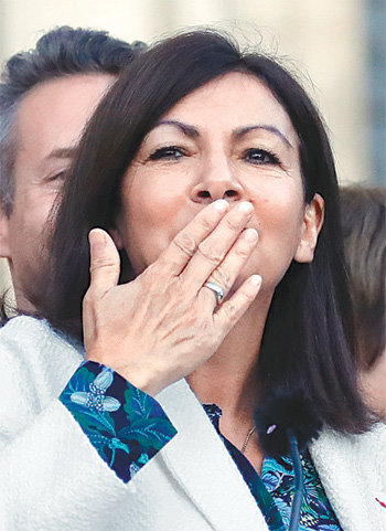 28일 프랑스 파리에서 안 이달고 파리 시장이 이날 치러진 지방선거 결선투표 결과 재선이 확정되자 지지자들을 향해 손으로 키스를 보내고 있다. 파리=AP 뉴시스
