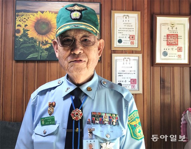 2018년 9월 54년 동안 지니고 있던 운전면허증을 반납한 최홍운 씨가 새마을교통봉사대 단복을 입고 웃고 있다. 전채은 기자 chan2@donga.com