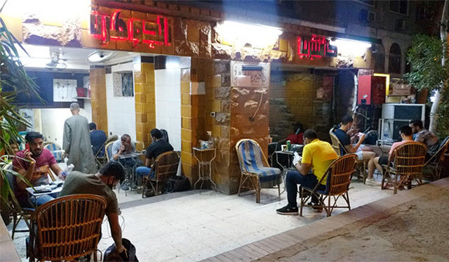 이집트의 한 카페에 고객들이 모여 있다. 사진 출처 알아흐람