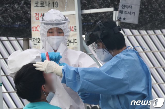 30일 오전 대전 동구보건소에 마련된 신종 코로나바이러스 감염증(코로나19) 선별진료소에서 시민들이 검사를 받고 있다./뉴스1 © News1