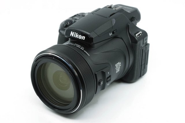 24-3,000mm 초점거리의 렌즈가 카메라의 대부분을 차지한다. (출처=IT동아)