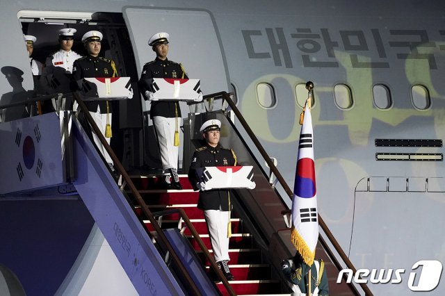 25일 경기 성남 서울공항에서 열린 6.25전쟁 70주년 행사에서 국군전사자들의 유해가 봉환되고 있다. (청와대 제공) 2020.6.26