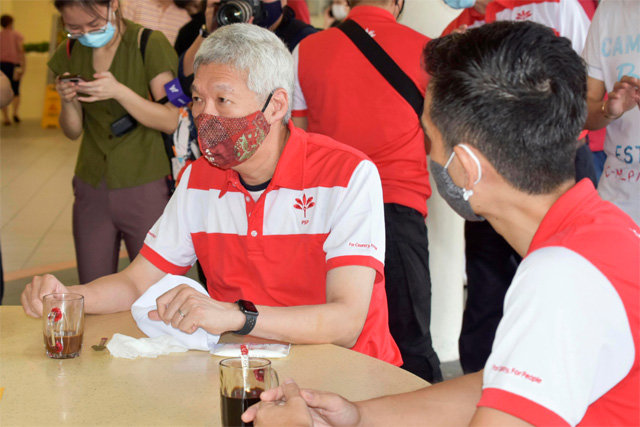 리셴룽 싱가포르 총리의 동생 리셴양 싱가포르민간항공국 회장(왼쪽)이 6월 24일 싱가포르에서 전진싱가포르당(PSP) 후보들과 만나 이야기를 나누고 있다. 최근 몇 달간 그는 “집권 여당인 인민행동당(PAP)은 아버지가 만든 당이 아니다”라며 정치 공세 수위를 높이고 있다. 싱가포르=AP 뉴시스