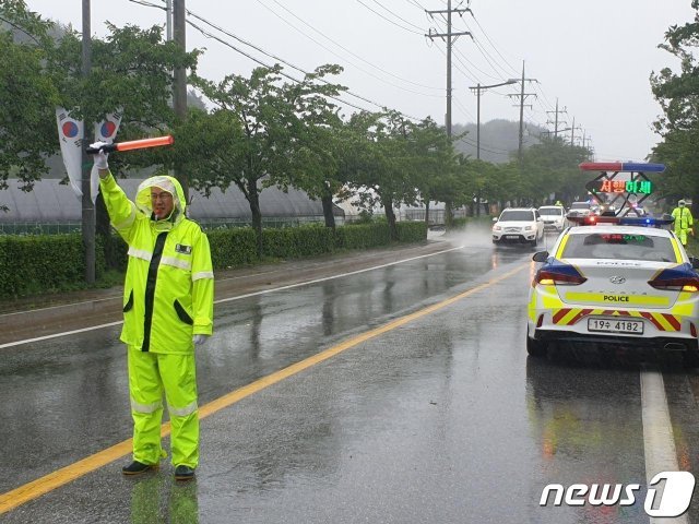 지난 6월 30일 강원 강릉시 운정동 일대가 지난밤 내린 비로 침수돼 경찰 인력이 교통통제에 나서고 있다. 이날 오후 1시 기준 강원 누적강수량은 설악동 250.5㎜, 미시령 243.5㎜, 양양(강현) 222㎜, 양양(오색) 193㎜, 강릉성산 182㎜, 강릉 173㎜, 속초(청호) 162.5㎜, 고성(간성) 152.5㎜ 등이다. 2020.6.30/뉴스1 © News1