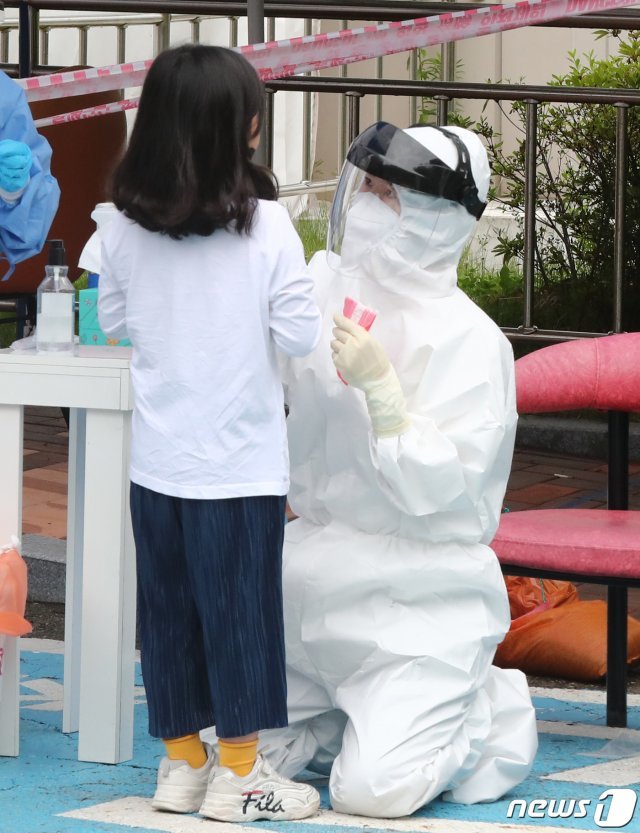(대전=뉴스1) 대전 동구 천동초등학교에서 교내 첫 신종 코로나바이러스 감염증(코로나19) 확산이 발생한 가운데 1일 오전 동구보건소에 마련된 선별진료소에서 학생들이 검사를 받고 있다. 2020.7.1/뉴스1