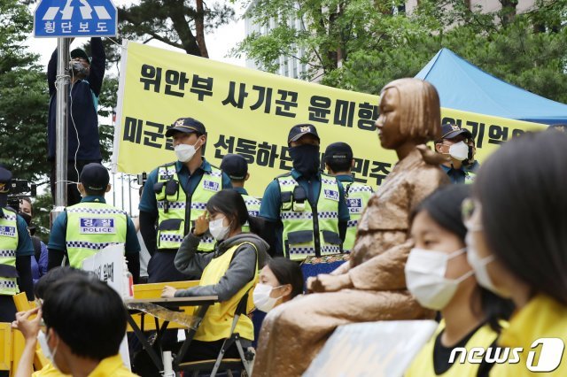 제1446차 수요시위가 예고된 1일 오후 서울 종로구 옛 일본대사관 앞에 설치된 평화의 소녀상 주변에서 자유연대 관계자들이 집회 현수막을 걸고 있다. 2020.7.1/뉴스1 © News1