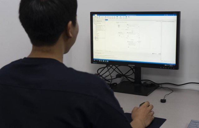 UiPath Studio를 통해 알고리즘을 시연하고 있는 조용태 계장. 출처=IT동아