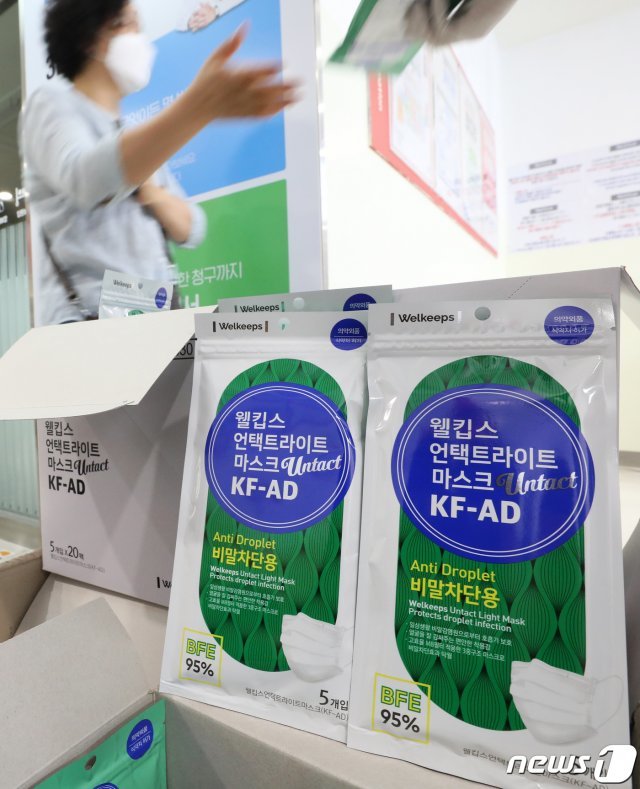 1일 오전 서울시내의 한 대형마트에서 시민들이 비말차단용 마스크를 구입하고 있다. 비말차단용 마스크는 이날부터 전국 편의점과 대형마트에서 구입할 수 있다. 2020.7.1/뉴스1 © News1