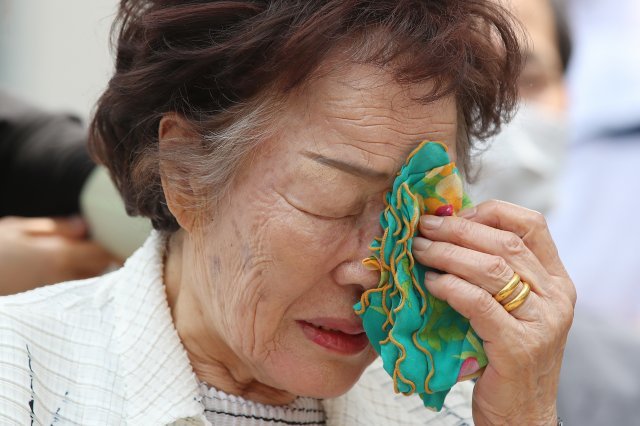 일본군 ‘위안부’ 피해자 이용수 할머니가 지난달 6일 오전 대구 중구 서문로 희움 일본군 위안부 역사관에서 열린 ‘대구·경북 일본군 위안부 피해자 추모의 날’ 행사에 참석해 할머니들의 영정을 바라보다 흐르는 눈물을 손수건으로 닦고 있다. 사진=뉴스1
