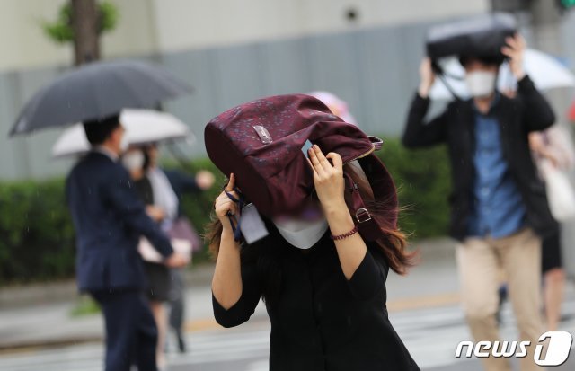 비가 내린 28일 오전 서울 종로구 정부서울청사 인근 거리에서 우산을 준비하지 못한 시민들이 발걸음을 재촉하고 있다. 2020.5.28 © News1