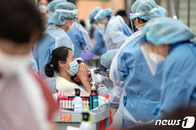 의료진이 코로나19 검사를 진행하고 있다. © News1