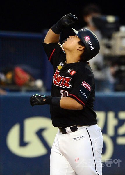 1일 서울 잠실야구장에서 ‘2020 신한은행 SOL KBO리그’ LG 트윈스와 kt 위즈의 경기가 열렸다. 5회초 2사 2루 kt 강백호가 좌월 2점 홈런을 날린 뒤 그라운드를 돌며 세리머니를 하고 있다. 잠실｜주현희 기자 teth1147@donga.com