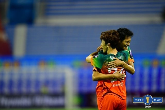 강원FC 이영재가 1일 강릉종합운동장에서 열린 강릉시청과의 ‘2020 하나은행 FA컵’ 3라운드에서 동점골을 넣은 뒤 동료의 축하를 받고 있다. (대한축구협회 제공) © 뉴스1