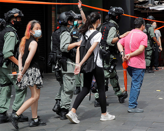줄줄이 연행되는 홍콩 시위대 홍콩보안법이 본격 시행된 1일 홍콩 중심가인 코즈웨이베이에서 경찰이 체포한 시위대를 연행하고 있다. 영국에서 중국으로
홍콩의 주권이 반환된 지 23주년 되는 이날 경찰의 집회 불허에도 불구하고 홍콩 곳곳에서 홍콩보안법에 반대하는 기습 시위가 열렸다. 홍콩=AP 뉴시스