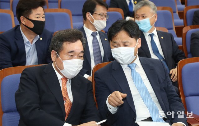 더불어민주당 이낙연 의원(왼쪽)이 1일 국회에서 열린 정책 의원총회에 참여해 김영진 원내수석부대표와 대화를 나누고 있다. 이
 의원은 이날 국회에서 기자들과 만나 “지금 상황대로라면 7일쯤 거취를 밝히겠다”며 차기 당 대표 출마를 공식화했다. 김동주 기자
 zoo@donga.com