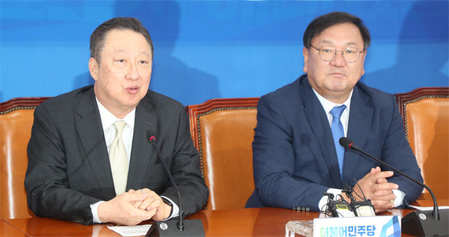 박용만 대한상의 회장(왼쪽)은 지난달 국회에서 더불어민주당 김태년 원내대표를 만나 경제 법안의 조속한 처리를 요청했다.