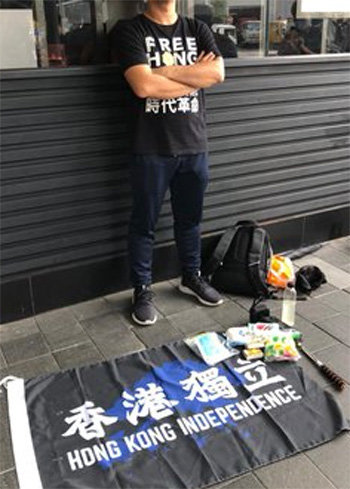 홍콩
 국가보안법(홍콩보안법)이 본격 시행된 1일 한 남성이 거리에 ‘홍콩 독립’이라고 쓰인 깃발을 펼쳐 놓고 있다. 홍콩 경찰은 이날
 트위터에 “홍콩보안법 시행 이후 첫 체포자”라고 밝혔다. 이 남성의 구체적인 신원은 알려지지 않았다. 사진 출처 홍콩 경찰 공식
 트위터