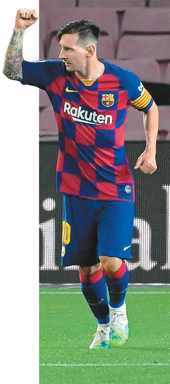 FC바르셀로나의 리오넬 메시가 역대 7번째로 개인 통산 700골을 달성했다. 메시가 1일 바르셀로나 캄노우에서 열린 아틀레티코 마드리드와의 경기에서 후반 5분 절묘한 ‘파넨카킥’으로 페널티킥을 성공시킨 뒤 주먹을 불끈 쥐어 보이고 있다. 바르셀로나=AFP