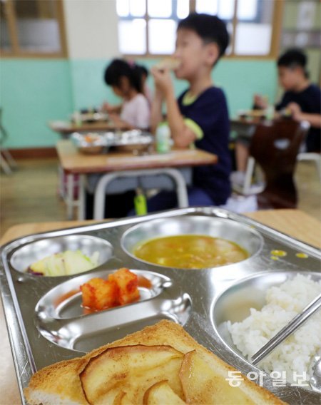 서울의 한 초등학교 교실에서 학생들이 급식을 먹고 있다. 최근 서울시교육청은 중장기계획에 따라 ‘선택적 채식 급식’을 도입하겠다고 밝혔다. 동아일보DB