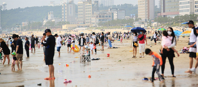 주말인 지난달 27일 충남 보령시 대천해수욕장. 아직 개장하지 않은 해수욕장에 관광객들이 몰려와 바다를 즐겼다. 보령시 제공