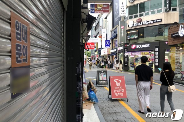 1일 오후 광주 동구 충장로 한 상가 문이 닫혀 있다. 2020.7.1 /뉴스1 ⓒ News1 한산 기자