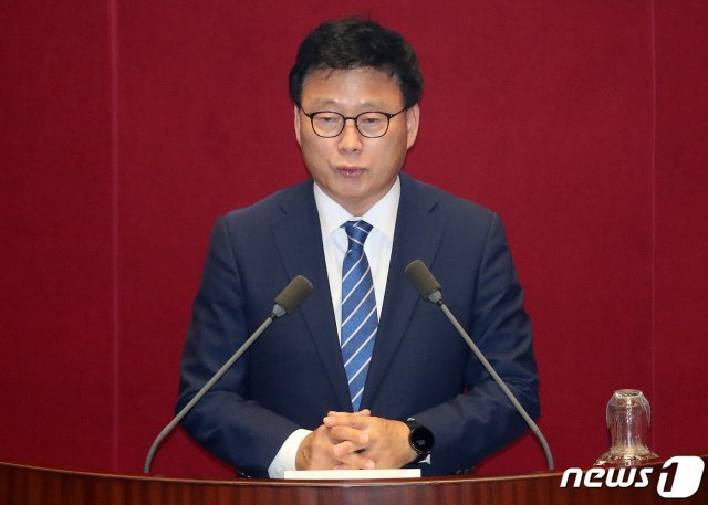 국회 과방위원장에 선출된 박광온 더불어민주당 의원이 29일 오후 서울 여의도 국회에서 열린 제379회국회(임시회) 제6차 본회의에서 당선 인사말을 하고 있다. 2020.6.29/ © News1