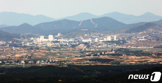 경기도 파주 접경지역에서 바라본 북한 기정동 마을. 2020.6.19/뉴스1 © News1