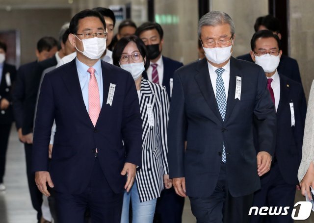 김종인 미래통합당 비대위원장, 주호영 원내대표가 2일 오전 서울 여의도 국회에서 열린 비상대책위원회의에 참석하고 있다. 2020.7…2/뉴스1 © News1