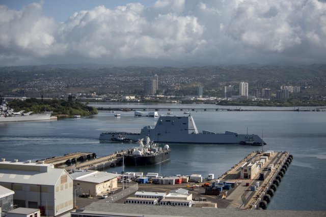 하와이를 출항하는 미해군의 스텔스 구축함 줌웰트 함. 사진 출처 미해군 홈페이지
