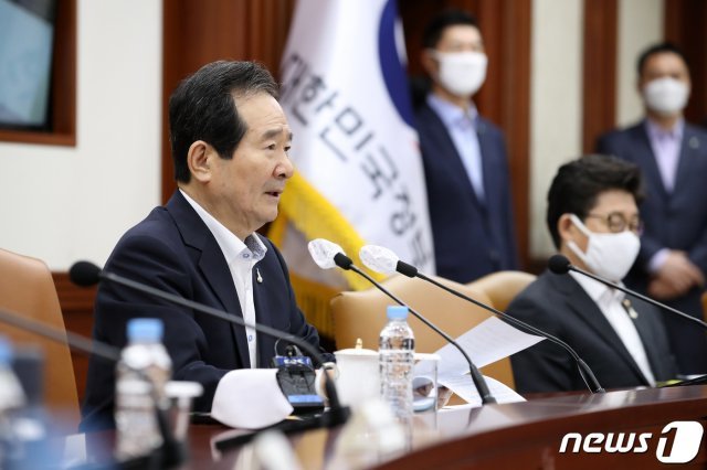 정세균 국무총리가 2일 오전 서울 세종대로 정부서울청사에서 열린 국정현안점검조정회의를 주재하고 있다. 2020.7.2/뉴스1 © News1