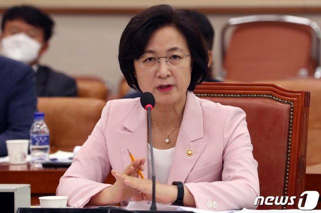 추미애 법무부 장관이 1일 오후 서울 여의도 국회 법제사법위원회 전체회의에서 의원들의 질의에 답변하고 있다. 2020.7.1/뉴스1 © News1