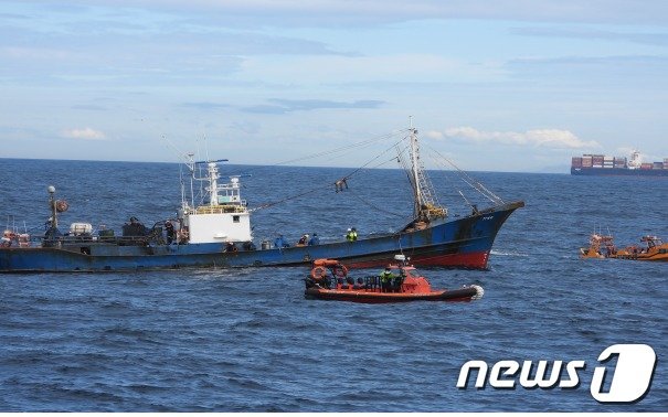 1일 오전 8시10분쯤 전남 홍도 남동방 약 24km 해상에서 어선 두 척이 충돌하는 사고가 발생했다. 사진은 구조현장(동해어업관리단 제공)© 뉴스1