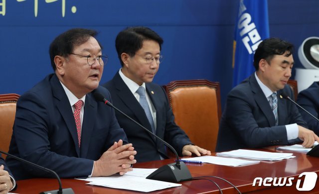 김태년 더불어민주당 원내대표가 2일 오전 서울 여의도 국회에서 열린 정책조정회의에서 모두발언을 하고 있다. 김 원내대표는 모두발언에서 “3차 추경안 세부 심사 중, 내집 살림 하듯 꼼꼼하게 보고있다“고 밝혔다. 2020.7.2/뉴스1 © News1