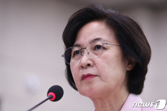 미애 법무부 장관이 1일 오후 서울 여의도 국회 법제사법위원회 전체회의에서 의원과 질의응답을 하고 있다. 2020.7.1/뉴스1 ⓒ News1