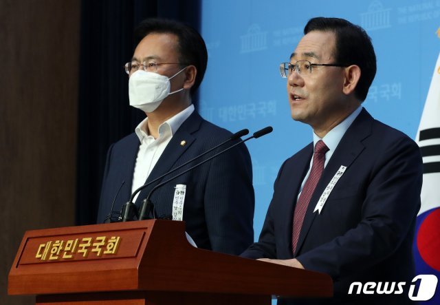 주호영 미래통합당 원내대표가 2일 오후 서울 여의도 국회 소통관에서 추미애 법무부 장관 해임을 요구하는 기자회견을 하고 있다. 2020.7.2/뉴스1 © News1