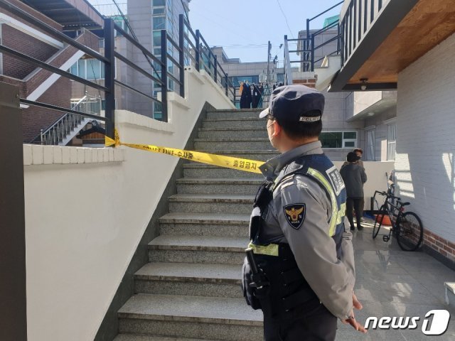 진주에서 아내와 아들을 살해한 A씨의 결심공판에서 검찰이 사형을 구형했다. 사진은 지난 3월 12일 사건이 발생한 주택. © 뉴스1