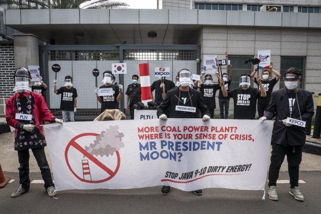 그린피스는 6월 30일 오전 인도네시아의 한국대사관 앞에서 ‘자와 9·10호기 석탄발전 투자 중단’을 촉구하는 시위를 벌였다. 
그린피스는 한전 이사회가 자와 9·10호기 석탄발전소 사업을 가결한 것과 관련해 “한국 정부는 그린뉴딜을 표방하는데 한전이 
인도네시아 석탄발전 사업을 지원하는 것은 이중적 행보”라고 지적하며 사업을 즉각 중단하라고 요구했다. 사진 출처 그린피스