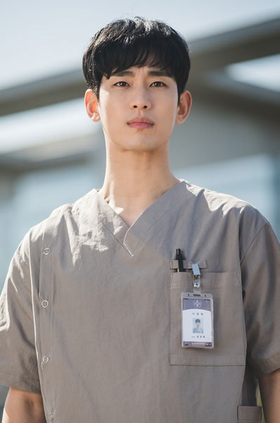 김수현 주연의 ‘사이코지만 괜찮아’의 한 장면. 서예지와 로맨스를 통해 시청률 반등을 노린다. 사진제공｜tvN