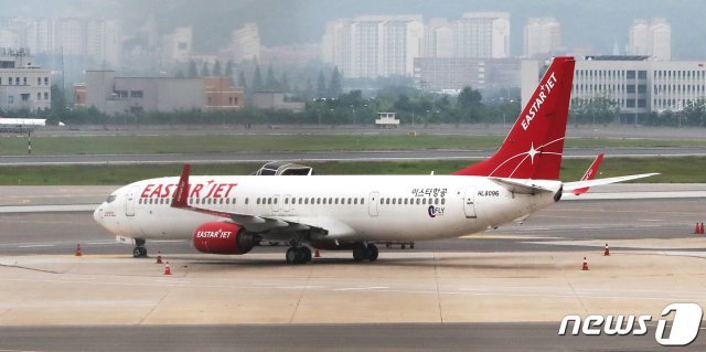 6월29일 오후 김포공항 국내선 계류장에 이스타항공 항공기가 서 있다.2020.6.29 © News1