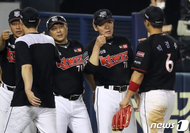 2일 오후 서울 송파구 잠실야구장에서 열린 ‘2020 프로야구 신한은행 SOL KBO리그’ LG트윈스와 kt위즈의 경기에서 이강철 감독이 연장접전 끝에 LG를 상대로 4대 3으로 이긴 kt 선수들을 격려하고 있다. 2020.7.2 © News1