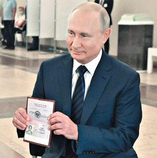 러시아에서 대통령의 연임 제한을 없애는 개헌에 대한 찬반 국민투표가 열린 1일 푸틴 대통령이 투표소에서 여권을 보여주며 신분 확인을 하고 있다. 모스크바=AP 뉴시스