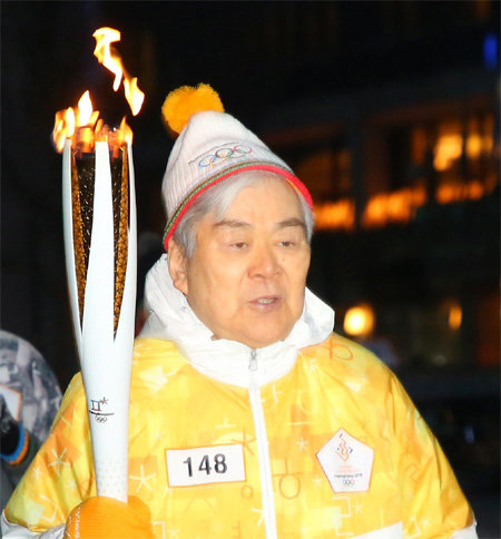 고 조양호 전 한진그룹 회장이 평창 겨울올림픽을 앞둔 2018년 1월 13일 서울 광화문에서 성화 봉송을 하고 있다. 대한항공 제공