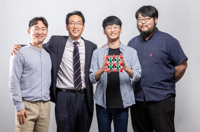 이준희 울산과학기술원(UNIST) 에너지 및 화학공학부 교수(왼쪽에서 두번째) 연구팀은 메모리 용량을 1000배 이상 늘릴 수 있는 산화하프늄 기능을
찾아냈다. UNIST 제공