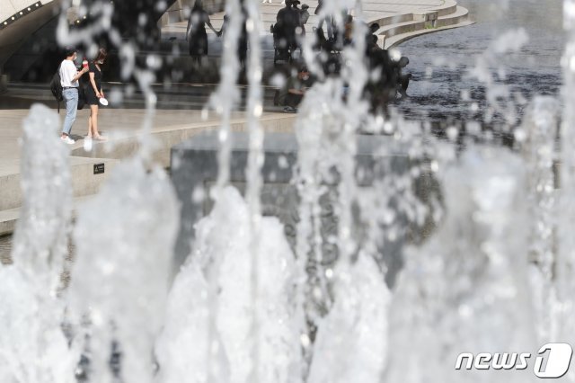 서울 낮 기온이 35.4도까지 오르는 등 무더운 날씨를 보인 지난 6월28일 오후 서울 청계천에서 시민들이 더위를 식히고 있다. 2020.6.28/뉴스1 © News1