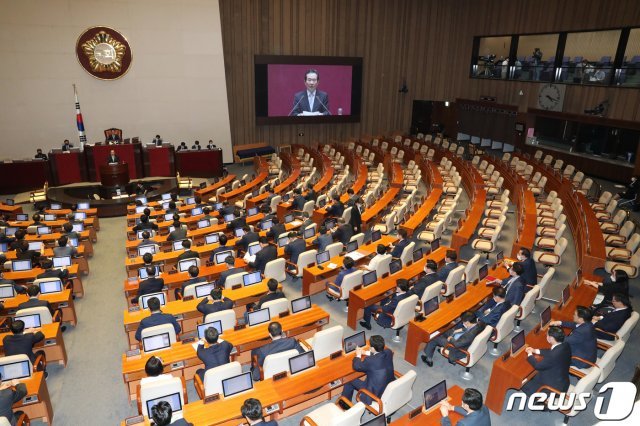 정세균 국무총리가 29일 오후 서울 여의도 국회에서 열린 제379회국회(임시회) 제6차 본회의에 참석해 2020년도 제3회 추가경정예산안에 대한 정부의 시정연설을 하고 있다. 2020.6.29/뉴스1 © News1