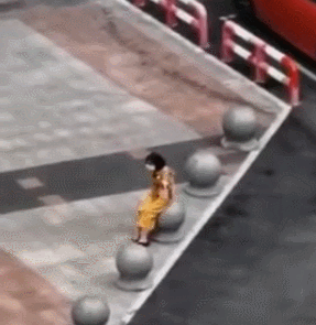 구급차로 실려가는 여성. 웨이보 영상 캡처