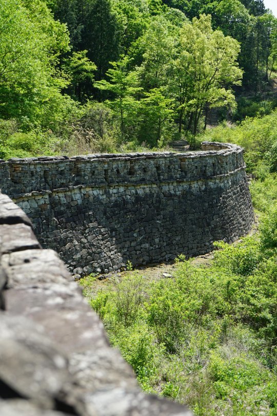 1675년에 7년에 거쳐 쌓은 산성으로 약 16km의 성곽과 세 개의 성문이 있었지만 현재는 일부 성벽과 서문만 남아 있다.
