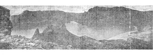 동아일보 1921년 8월 29일자에 실린 백두산 천지의 전경. 사진반 야마하나 기자가 변화무쌍한 날씨에도 잠시 맑개 갠 틈을 타 촬영했다. 당시 기사는 ‘천지 속에서 사진을 박은 일은 본사 사진반으로 백두산이 생긴 이후 처음’이라고 썼다.